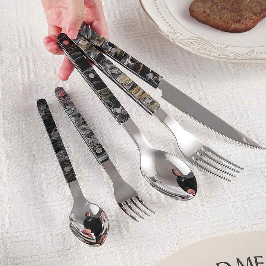 10‑delers bestikksett i fransk bistro‑stil