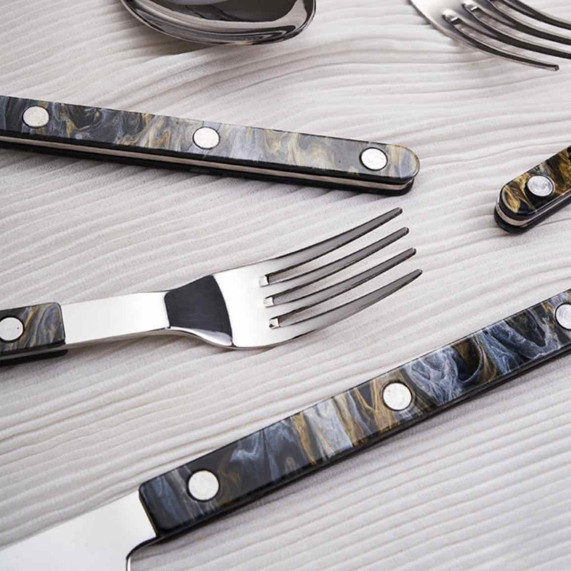 10‑delers bestikksett i fransk bistro‑stil