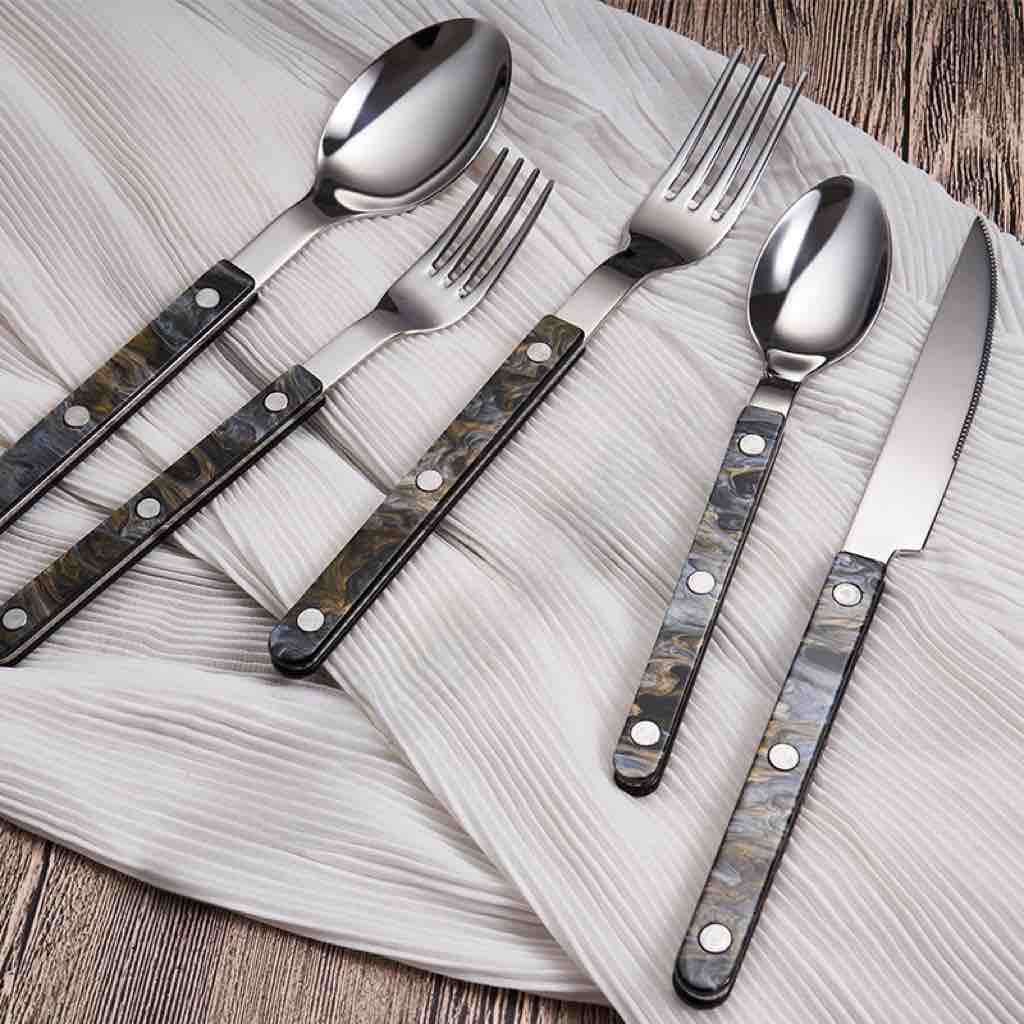 10‑delers bestikksett i fransk bistro‑stil